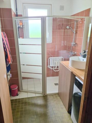 Boqueho (22170) Grande maison familiale avec 5 chambres, sous-sol total, terrain de 1 500 m² et double garage – Idéale pour le