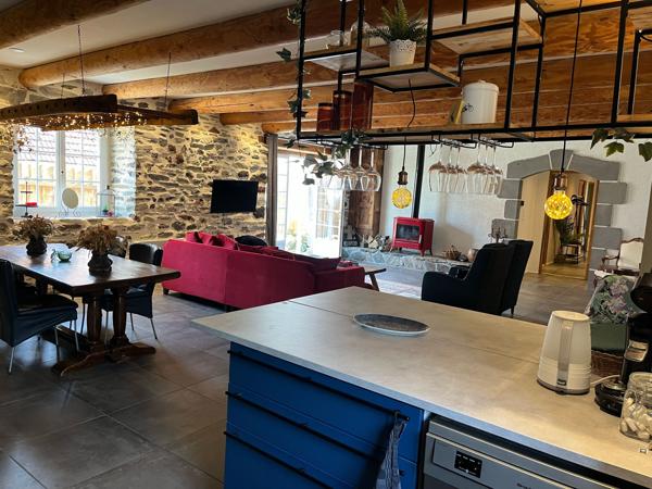 Laurie (15500) Ensemble immobilier rénové