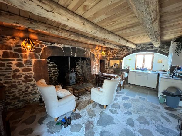 Laurie (15500) Ensemble immobilier rénové