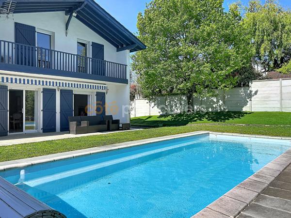 Vente
                Maison170 m² - 7 Pièces -
                    ARBONNE (64210)