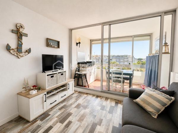 Dans une copropriété bien entretenue et sécurisée.
Appartement coup de cœur vendu meublé si besoin, avec balcon, et terrasse/solarium. (40 m2 environ au total. soit 28 m2 carrez + 12m2 hors carrez + 9m2 solarium cf plan).
Idéalement situé au Grau du Roi. Proche plage, commerces à proximité et centre avec toutes commodités. 
Tout peux se faire à pied.
Secteur Rive gauche, quartier Palais de la mer/Seaquarium.
Au 3ème et dernier étage du bâtiment de la résidence. Vue dégagée bien orientée.
Appartement type P2dc. Dupex 2 Pièces. Entrée sur coin cabine, salle d'eau avec WC. Belle Kitchenette aménagée, séjour avec balcon fermé. L'escalier déssert à l'étage 1 chambre avec mezzanine terrasse/solarium. (5 couchages possibles). Le tout optimisé, propre au gout du jour, en bon état et habitable de suite.
Une place de parking privée complète de bien.
Idéal pied à terre ou location de vacances. 
Un bien rare qui mérite une attention particulière.