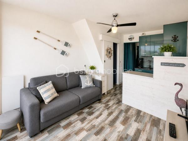 Dans une copropriété bien entretenue et sécurisée.
Appartement coup de cœur vendu meublé si besoin, avec balcon, et terrasse/solarium. (40 m2 environ au total. soit 28 m2 carrez + 12m2 hors carrez + 9m2 solarium cf plan).
Idéalement situé au Grau du Roi. Proche plage, commerces à proximité et centre avec toutes commodités. 
Tout peux se faire à pied.
Secteur Rive gauche, quartier Palais de la mer/Seaquarium.
Au 3ème et dernier étage du bâtiment de la résidence. Vue dégagée bien orientée.
Appartement type P2dc. Dupex 2 Pièces. Entrée sur coin cabine, salle d'eau avec WC. Belle Kitchenette aménagée, séjour avec balcon fermé. L'escalier déssert à l'étage 1 chambre avec mezzanine terrasse/solarium. (5 couchages possibles). Le tout optimisé, propre au gout du jour, en bon état et habitable de suite.
Une place de parking privée complète de bien.
Idéal pied à terre ou location de vacances. 
Un bien rare qui mérite une attention particulière.
