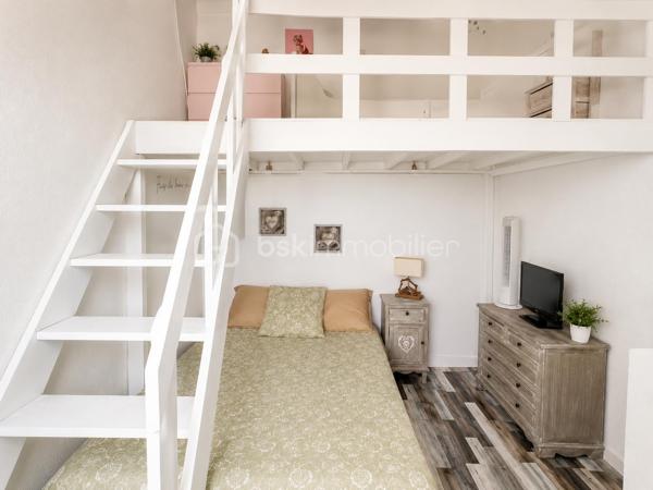 Dans une copropriété bien entretenue et sécurisée.
Appartement coup de cœur vendu meublé si besoin, avec balcon, et terrasse/solarium. (40 m2 environ au total. soit 28 m2 carrez + 12m2 hors carrez + 9m2 solarium cf plan).
Idéalement situé au Grau du Roi. Proche plage, commerces à proximité et centre avec toutes commodités. 
Tout peux se faire à pied.
Secteur Rive gauche, quartier Palais de la mer/Seaquarium.
Au 3ème et dernier étage du bâtiment de la résidence. Vue dégagée bien orientée.
Appartement type P2dc. Dupex 2 Pièces. Entrée sur coin cabine, salle d'eau avec WC. Belle Kitchenette aménagée, séjour avec balcon fermé. L'escalier déssert à l'étage 1 chambre avec mezzanine terrasse/solarium. (5 couchages possibles). Le tout optimisé, propre au gout du jour, en bon état et habitable de suite.
Une place de parking privée complète de bien.
Idéal pied à terre ou location de vacances. 
Un bien rare qui mérite une attention particulière.