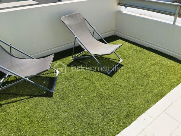 Dans une copropriété bien entretenue et sécurisée.
Appartement coup de cœur vendu meublé si besoin, avec balcon, et terrasse/solarium. (40 m2 environ au total. soit 28 m2 carrez + 12m2 hors carrez + 9m2 solarium cf plan).
Idéalement situé au Grau du Roi. Proche plage, commerces à proximité et centre avec toutes commodités. 
Tout peux se faire à pied.
Secteur Rive gauche, quartier Palais de la mer/Seaquarium.
Au 3ème et dernier étage du bâtiment de la résidence. Vue dégagée bien orientée.
Appartement type P2dc. Dupex 2 Pièces. Entrée sur coin cabine, salle d'eau avec WC. Belle Kitchenette aménagée, séjour avec balcon fermé. L'escalier déssert à l'étage 1 chambre avec mezzanine terrasse/solarium. (5 couchages possibles). Le tout optimisé, propre au gout du jour, en bon état et habitable de suite.
Une place de parking privée complète de bien.
Idéal pied à terre ou location de vacances. 
Un bien rare qui mérite une attention particulière.