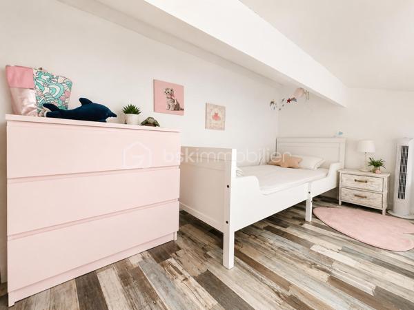 Dans une copropriété bien entretenue et sécurisée.
Appartement coup de cœur vendu meublé si besoin, avec balcon, et terrasse/solarium. (40 m2 environ au total. soit 28 m2 carrez + 12m2 hors carrez + 9m2 solarium cf plan).
Idéalement situé au Grau du Roi. Proche plage, commerces à proximité et centre avec toutes commodités. 
Tout peux se faire à pied.
Secteur Rive gauche, quartier Palais de la mer/Seaquarium.
Au 3ème et dernier étage du bâtiment de la résidence. Vue dégagée bien orientée.
Appartement type P2dc. Dupex 2 Pièces. Entrée sur coin cabine, salle d'eau avec WC. Belle Kitchenette aménagée, séjour avec balcon fermé. L'escalier déssert à l'étage 1 chambre avec mezzanine terrasse/solarium. (5 couchages possibles). Le tout optimisé, propre au gout du jour, en bon état et habitable de suite.
Une place de parking privée complète de bien.
Idéal pied à terre ou location de vacances. 
Un bien rare qui mérite une attention particulière.