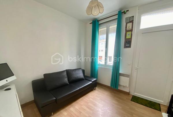 Venez découvrir cet appartement idéalement situé à 3 minutes à pied de la plage, en rez-de-chaussée avec accès privatif depuis la rue comprenant :
Entrée sur pièce de vie lumineuse, cuisine aménagée, salle d'eau, w-c indépendant.
Fenêtres double-vitrage, volets roulants.
Parking gratuit à proximité.