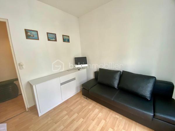 Venez découvrir cet appartement idéalement situé à 3 minutes à pied de la plage, en rez-de-chaussée avec accès privatif depuis la rue comprenant :
Entrée sur pièce de vie lumineuse, cuisine aménagée, salle d'eau, w-c indépendant.
Fenêtres double-vitrage, volets roulants.
Parking gratuit à proximité.
