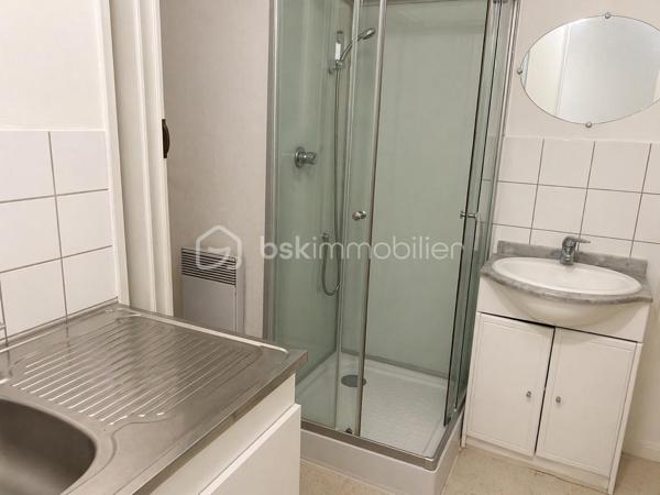 Venez découvrir cet appartement idéalement situé à 3 minutes à pied de la plage, en rez-de-chaussée avec accès privatif depuis la rue comprenant :
Entrée sur pièce de vie lumineuse, cuisine aménagée, salle d'eau, w-c indépendant.
Fenêtres double-vitrage, volets roulants.
Parking gratuit à proximité.