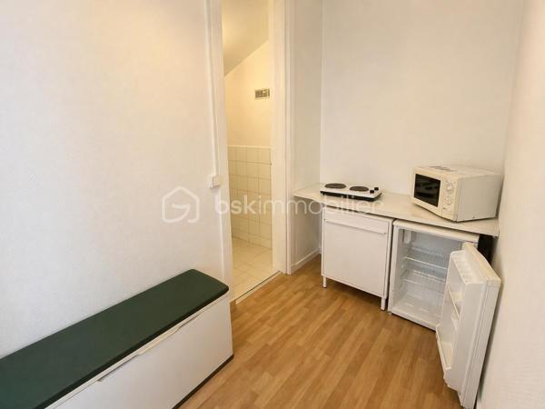 Venez découvrir cet appartement idéalement situé à 3 minutes à pied de la plage, en rez-de-chaussée avec accès privatif depuis la rue comprenant :
Entrée sur pièce de vie lumineuse, cuisine aménagée, salle d'eau, w-c indépendant.
Fenêtres double-vitrage, volets roulants.
Parking gratuit à proximité.