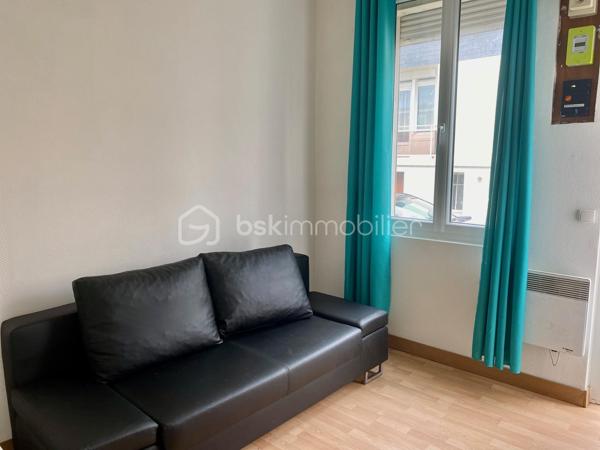 Venez découvrir cet appartement idéalement situé à 3 minutes à pied de la plage, en rez-de-chaussée avec accès privatif depuis la rue comprenant :
Entrée sur pièce de vie lumineuse, cuisine aménagée, salle d'eau, w-c indépendant.
Fenêtres double-vitrage, volets roulants.
Parking gratuit à proximité.