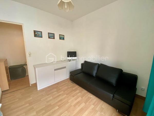 Venez découvrir cet appartement idéalement situé à 3 minutes à pied de la plage, en rez-de-chaussée avec accès privatif depuis la rue comprenant :
Entrée sur pièce de vie lumineuse, cuisine aménagée, salle d'eau, w-c indépendant.
Fenêtres double-vitrage, volets roulants.
Parking gratuit à proximité.