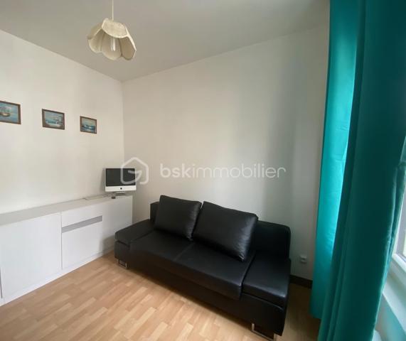 Venez découvrir cet appartement idéalement situé à 3 minutes à pied de la plage, en rez-de-chaussée avec accès privatif depuis la rue comprenant :
Entrée sur pièce de vie lumineuse, cuisine aménagée, salle d'eau, w-c indépendant.
Fenêtres double-vitrage, volets roulants.
Parking gratuit à proximité.