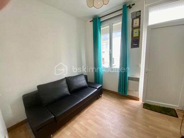 Venez découvrir cet appartement idéalement situé à 3 minutes à pied de la plage, en rez-de-chaussée avec accès privatif depuis la rue comprenant :
Entrée sur pièce de vie lumineuse, cuisine aménagée, salle d'eau, w-c indépendant.
Fenêtres double-vitrage, volets roulants.
Parking gratuit à proximité.