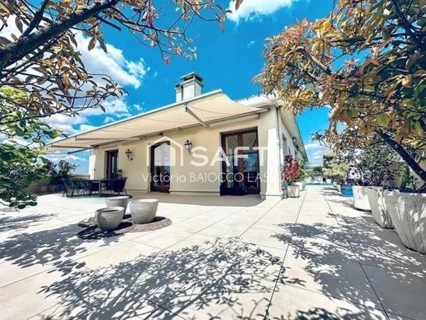 Accès privatif par l'ascenseur, gage d'élégance et exclusivité!