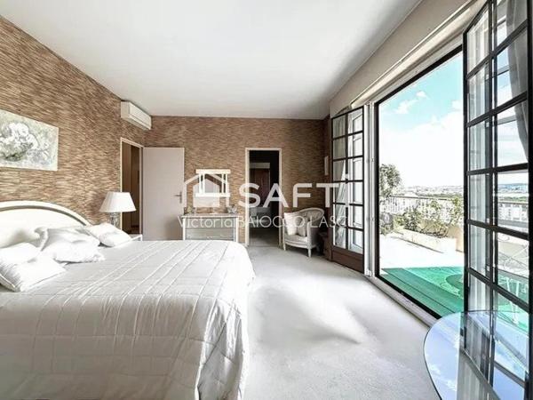 Accès privatif par l'ascenseur, gage d'élégance et exclusivité!