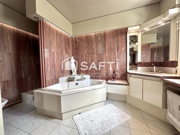 Accès privatif par l'ascenseur, gage d'élégance et exclusivité!