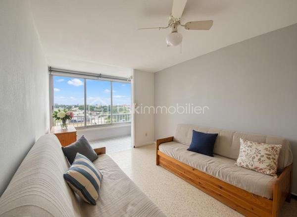 ✨ Studio cabine 28 m² – Vue mer latérale – Fort potentiel locatif & possibilité d’agrandissement
Opportunité rare : studio cabine de 28 m², idéalement situé dans une résidence prisée à seulement quelques mètres de la plage.
Un bien parfaitement adapté à la location saisonnière, grâce à sa configuration optimisée et son emplacement premium.

🏡 Agencement et prestations
Cuisine aménagée

Alcôve fermable permettant un couchage séparé

Double vitrage

Store électrique

Vue mer latérale, un atout très recherché sur le littoral

🌴 Environnement privilégié
À proximité immédiate : plage, commerces, restaurants, marché local, promenades en bord d’étang.
Un cadre idéal pour les vacanciers comme pour une occupation personnelle.

💰 Charges maîtrisées
Pas de chauffage, mais possibilité de mettre la climatisation réversible

Pas de climatisation
→ Charges faibles, parfait pour optimiser la rentabilité.

🚗 Stationnement
Pas de place privative, mais emplacement premium permettant de tout faire à pied.

🔥 Possibilité d’agrandissement : opportunité exceptionnelle
Un appartement de 40 m², situé juste à côté, est également en vente.
L’acquisition des deux lots permettrait de créer un grand appartement de près de 70 m², avec un potentiel remarquable :

Projet familial ou résidence principale plus confortable

Création d’un bien d’exception avec vue mer

Optimisation du rendement locatif

Valorisation patrimoniale importante après travaux

👉 Une configuration très recherchée, rarement disponible sur le secteur.

📈 Fort potentiel locatif
La demande saisonnière en bord de mer est très élevée, offrant une rentabilité optimisable selon la période et la stratégie de location.