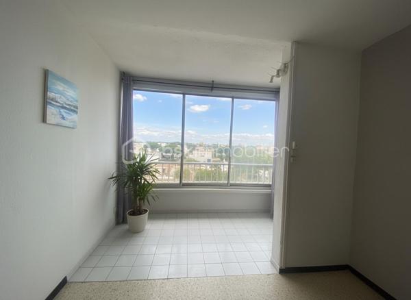 ✨ Studio cabine 28 m² – Vue mer latérale – Fort potentiel locatif & possibilité d’agrandissement
Opportunité rare : studio cabine de 28 m², idéalement situé dans une résidence prisée à seulement quelques mètres de la plage.
Un bien parfaitement adapté à la location saisonnière, grâce à sa configuration optimisée et son emplacement premium.

🏡 Agencement et prestations
Cuisine aménagée

Alcôve fermable permettant un couchage séparé

Double vitrage

Store électrique

Vue mer latérale, un atout très recherché sur le littoral

🌴 Environnement privilégié
À proximité immédiate : plage, commerces, restaurants, marché local, promenades en bord d’étang.
Un cadre idéal pour les vacanciers comme pour une occupation personnelle.

💰 Charges maîtrisées
Pas de chauffage, mais possibilité de mettre la climatisation réversible

Pas de climatisation
→ Charges faibles, parfait pour optimiser la rentabilité.

🚗 Stationnement
Pas de place privative, mais emplacement premium permettant de tout faire à pied.

🔥 Possibilité d’agrandissement : opportunité exceptionnelle
Un appartement de 40 m², situé juste à côté, est également en vente.
L’acquisition des deux lots permettrait de créer un grand appartement de près de 70 m², avec un potentiel remarquable :

Projet familial ou résidence principale plus confortable

Création d’un bien d’exception avec vue mer

Optimisation du rendement locatif

Valorisation patrimoniale importante après travaux

👉 Une configuration très recherchée, rarement disponible sur le secteur.

📈 Fort potentiel locatif
La demande saisonnière en bord de mer est très élevée, offrant une rentabilité optimisable selon la période et la stratégie de location.