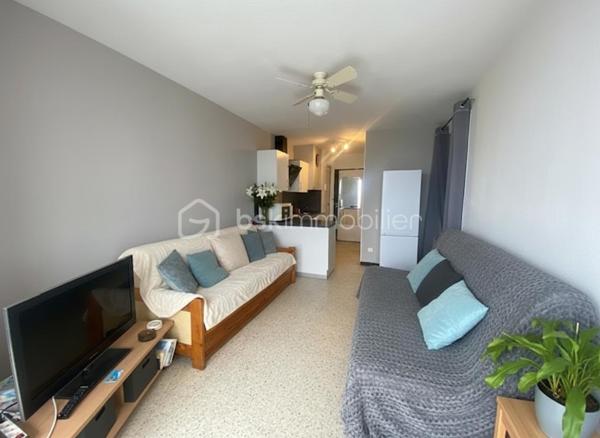 ✨ Studio cabine 28 m² – Vue mer latérale – Fort potentiel locatif & possibilité d’agrandissement
Opportunité rare : studio cabine de 28 m², idéalement situé dans une résidence prisée à seulement quelques mètres de la plage.
Un bien parfaitement adapté à la location saisonnière, grâce à sa configuration optimisée et son emplacement premium.

🏡 Agencement et prestations
Cuisine aménagée

Alcôve fermable permettant un couchage séparé

Double vitrage

Store électrique

Vue mer latérale, un atout très recherché sur le littoral

🌴 Environnement privilégié
À proximité immédiate : plage, commerces, restaurants, marché local, promenades en bord d’étang.
Un cadre idéal pour les vacanciers comme pour une occupation personnelle.

💰 Charges maîtrisées
Pas de chauffage, mais possibilité de mettre la climatisation réversible

Pas de climatisation
→ Charges faibles, parfait pour optimiser la rentabilité.

🚗 Stationnement
Pas de place privative, mais emplacement premium permettant de tout faire à pied.

🔥 Possibilité d’agrandissement : opportunité exceptionnelle
Un appartement de 40 m², situé juste à côté, est également en vente.
L’acquisition des deux lots permettrait de créer un grand appartement de près de 70 m², avec un potentiel remarquable :

Projet familial ou résidence principale plus confortable

Création d’un bien d’exception avec vue mer

Optimisation du rendement locatif

Valorisation patrimoniale importante après travaux

👉 Une configuration très recherchée, rarement disponible sur le secteur.

📈 Fort potentiel locatif
La demande saisonnière en bord de mer est très élevée, offrant une rentabilité optimisable selon la période et la stratégie de location.