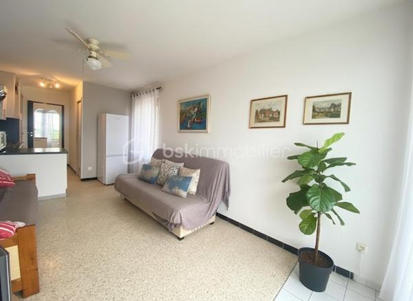✨ Studio cabine 28 m² – Vue mer latérale – Fort potentiel locatif & possibilité d’agrandissement
Opportunité rare : studio cabine de 28 m², idéalement situé dans une résidence prisée à seulement quelques mètres de la plage.
Un bien parfaitement adapté à la location saisonnière, grâce à sa configuration optimisée et son emplacement premium.

🏡 Agencement et prestations
Cuisine aménagée

Alcôve fermable permettant un couchage séparé

Double vitrage

Store électrique

Vue mer latérale, un atout très recherché sur le littoral

🌴 Environnement privilégié
À proximité immédiate : plage, commerces, restaurants, marché local, promenades en bord d’étang.
Un cadre idéal pour les vacanciers comme pour une occupation personnelle.

💰 Charges maîtrisées
Pas de chauffage, mais possibilité de mettre la climatisation réversible

Pas de climatisation
→ Charges faibles, parfait pour optimiser la rentabilité.

🚗 Stationnement
Pas de place privative, mais emplacement premium permettant de tout faire à pied.

🔥 Possibilité d’agrandissement : opportunité exceptionnelle
Un appartement de 40 m², situé juste à côté, est également en vente.
L’acquisition des deux lots permettrait de créer un grand appartement de près de 70 m², avec un potentiel remarquable :

Projet familial ou résidence principale plus confortable

Création d’un bien d’exception avec vue mer

Optimisation du rendement locatif

Valorisation patrimoniale importante après travaux

👉 Une configuration très recherchée, rarement disponible sur le secteur.

📈 Fort potentiel locatif
La demande saisonnière en bord de mer est très élevée, offrant une rentabilité optimisable selon la période et la stratégie de location.