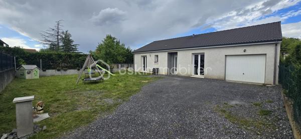À seulement quelques minutes de Tarbes, découvrez cette maison individuelle construite en 2020, aux normes RT 2012, offrant confort moderne, faibles consommations énergétiques et cadre de vie agréable.

Édifiée sur une parcelle clôturée de 665 m², cette maison de plain-pied développe environ 91 m² habitables parfaitement agencés.

Vous profiterez d'une belle pièce de vie lumineuse de plus de 35 m² avec cuisine équipée ouverte sur le séjour, idéale pour les moments en famille. Une climatisation réversible Mitsubishi ainsi qu'une pompe à chaleur assurent un confort optimal été comme hiver.

L'espace nuit comprend :

3 chambres avec placards intégrés
Volets roulants électriques
Une salle d'eau équipée d'une douche à l'italienne et d'une double vasque
WC indépendant

Les prestations :
✔ Construction 2020 (RT 2012)
✔ Terrain de 665 m²
✔ Séjour / cuisine d'environ 35 m²
✔ Cuisine équipée
✔ Climatisation réversible Mitsubishi
✔ Pompe à chaleur
✔ Volets roulants électriques
✔ Salle d'eau avec double vasque et douche à l'italienne
✔ Cellier / buanderie
✔ Garage attenant
✔ Portail électrique
✔ Assainissement individuel avec pompe de relevage
✔ DPE B - Maison économe

À l'extérieur, vous bénéficierez d'un agréable jardin permettant d'aménager terrasse, espace détente ou aire de jeux pour les enfants.

Une maison récente, économique et sans travaux, idéale pour une famille souhaitant s'installer dans un secteur recherché de l'agglomération tarbaise.

Prix : 230 000 € FAI