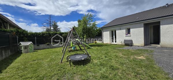 À seulement quelques minutes de Tarbes, découvrez cette maison individuelle construite en 2020, aux normes RT 2012, offrant confort moderne, faibles consommations énergétiques et cadre de vie agréable.

Édifiée sur une parcelle clôturée de 665 m², cette maison de plain-pied développe environ 91 m² habitables parfaitement agencés.

Vous profiterez d'une belle pièce de vie lumineuse de plus de 35 m² avec cuisine équipée ouverte sur le séjour, idéale pour les moments en famille. Une climatisation réversible Mitsubishi ainsi qu'une pompe à chaleur assurent un confort optimal été comme hiver.

L'espace nuit comprend :

3 chambres avec placards intégrés
Volets roulants électriques
Une salle d'eau équipée d'une douche à l'italienne et d'une double vasque
WC indépendant

Les prestations :
✔ Construction 2020 (RT 2012)
✔ Terrain de 665 m²
✔ Séjour / cuisine d'environ 35 m²
✔ Cuisine équipée
✔ Climatisation réversible Mitsubishi
✔ Pompe à chaleur
✔ Volets roulants électriques
✔ Salle d'eau avec double vasque et douche à l'italienne
✔ Cellier / buanderie
✔ Garage attenant
✔ Portail électrique
✔ Assainissement individuel avec pompe de relevage
✔ DPE B - Maison économe

À l'extérieur, vous bénéficierez d'un agréable jardin permettant d'aménager terrasse, espace détente ou aire de jeux pour les enfants.

Une maison récente, économique et sans travaux, idéale pour une famille souhaitant s'installer dans un secteur recherché de l'agglomération tarbaise.

Prix : 230 000 € FAI