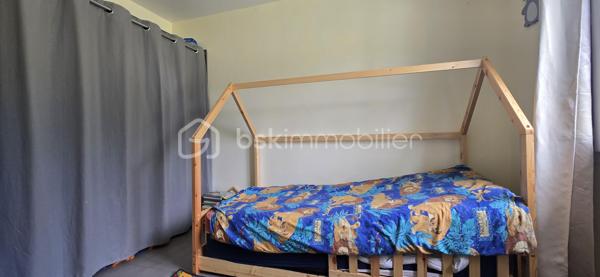 À seulement quelques minutes de Tarbes, découvrez cette maison individuelle construite en 2020, aux normes RT 2012, offrant confort moderne, faibles consommations énergétiques et cadre de vie agréable.

Édifiée sur une parcelle clôturée de 665 m², cette maison de plain-pied développe environ 91 m² habitables parfaitement agencés.

Vous profiterez d'une belle pièce de vie lumineuse de plus de 35 m² avec cuisine équipée ouverte sur le séjour, idéale pour les moments en famille. Une climatisation réversible Mitsubishi ainsi qu'une pompe à chaleur assurent un confort optimal été comme hiver.

L'espace nuit comprend :

3 chambres avec placards intégrés
Volets roulants électriques
Une salle d'eau équipée d'une douche à l'italienne et d'une double vasque
WC indépendant

Les prestations :
✔ Construction 2020 (RT 2012)
✔ Terrain de 665 m²
✔ Séjour / cuisine d'environ 35 m²
✔ Cuisine équipée
✔ Climatisation réversible Mitsubishi
✔ Pompe à chaleur
✔ Volets roulants électriques
✔ Salle d'eau avec double vasque et douche à l'italienne
✔ Cellier / buanderie
✔ Garage attenant
✔ Portail électrique
✔ Assainissement individuel avec pompe de relevage
✔ DPE B - Maison économe

À l'extérieur, vous bénéficierez d'un agréable jardin permettant d'aménager terrasse, espace détente ou aire de jeux pour les enfants.

Une maison récente, économique et sans travaux, idéale pour une famille souhaitant s'installer dans un secteur recherché de l'agglomération tarbaise.

Prix : 230 000 € FAI