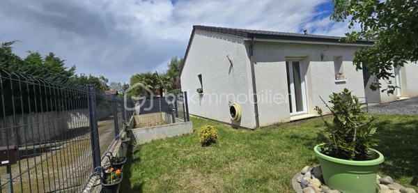 À seulement quelques minutes de Tarbes, découvrez cette maison individuelle construite en 2020, aux normes RT 2012, offrant confort moderne, faibles consommations énergétiques et cadre de vie agréable.

Édifiée sur une parcelle clôturée de 665 m², cette maison de plain-pied développe environ 91 m² habitables parfaitement agencés.

Vous profiterez d'une belle pièce de vie lumineuse de plus de 35 m² avec cuisine équipée ouverte sur le séjour, idéale pour les moments en famille. Une climatisation réversible Mitsubishi ainsi qu'une pompe à chaleur assurent un confort optimal été comme hiver.

L'espace nuit comprend :

3 chambres avec placards intégrés
Volets roulants électriques
Une salle d'eau équipée d'une douche à l'italienne et d'une double vasque
WC indépendant

Les prestations :
✔ Construction 2020 (RT 2012)
✔ Terrain de 665 m²
✔ Séjour / cuisine d'environ 35 m²
✔ Cuisine équipée
✔ Climatisation réversible Mitsubishi
✔ Pompe à chaleur
✔ Volets roulants électriques
✔ Salle d'eau avec double vasque et douche à l'italienne
✔ Cellier / buanderie
✔ Garage attenant
✔ Portail électrique
✔ Assainissement individuel avec pompe de relevage
✔ DPE B - Maison économe

À l'extérieur, vous bénéficierez d'un agréable jardin permettant d'aménager terrasse, espace détente ou aire de jeux pour les enfants.

Une maison récente, économique et sans travaux, idéale pour une famille souhaitant s'installer dans un secteur recherché de l'agglomération tarbaise.

Prix : 230 000 € FAI
