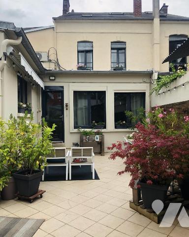 Immeuble LAON hyper centre commerce avec showroom + maison familiale (377 m2)