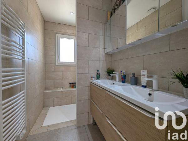 Maison traditionnelle 8 pièces de 155 m² à Oraison (04700)