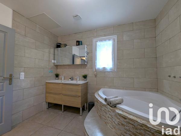 Maison traditionnelle 8 pièces de 155 m² à Oraison (04700)