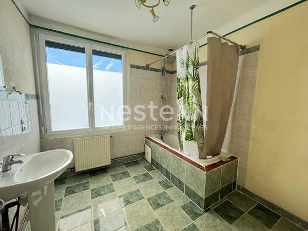 MAISON DE VILLE PLEIN CENTRE DE CHABRIS AVEC 2 CHAMBRES AVEC GROS OEUVRE EN BON ETAT (INDRE 36)