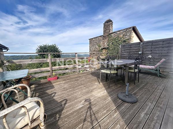Maison en pierre à vendre : Altillac, 85m2 habitable, 2 chambres, rénovation récente, vue magnifique, combles aménageables.