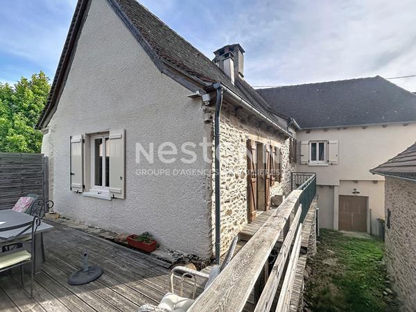 Maison en pierre à vendre : Altillac, 85m2 habitable, 2 chambres, rénovation récente, vue magnifique, combles aménageables.