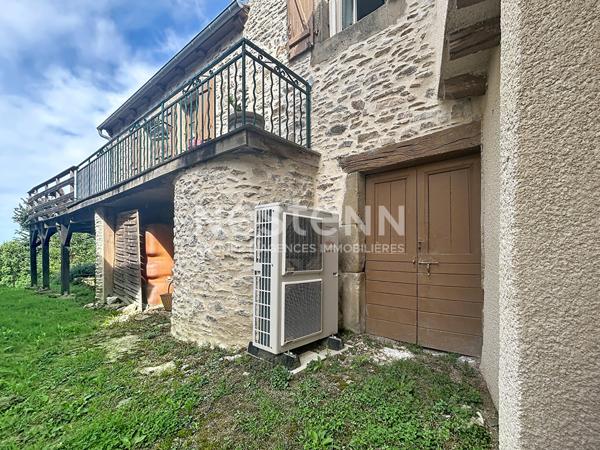 Maison en pierre à vendre : Altillac, 85m2 habitable, 2 chambres, rénovation récente, vue magnifique, combles aménageables.