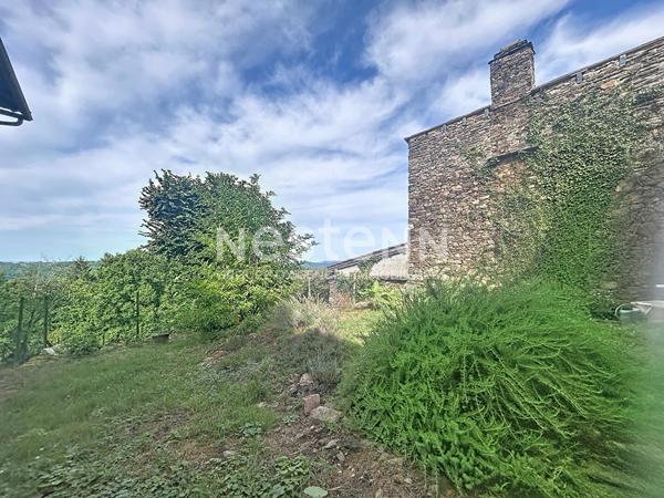 Maison en pierre à vendre : Altillac, 85m2 habitable, 2 chambres, rénovation récente, vue magnifique, combles aménageables.