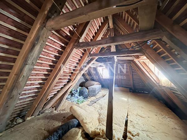 Maison en pierre à vendre : Altillac, 85m2 habitable, 2 chambres, rénovation récente, vue magnifique, combles aménageables.