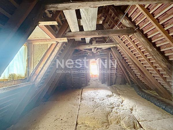 Maison en pierre à vendre : Altillac, 85m2 habitable, 2 chambres, rénovation récente, vue magnifique, combles aménageables.