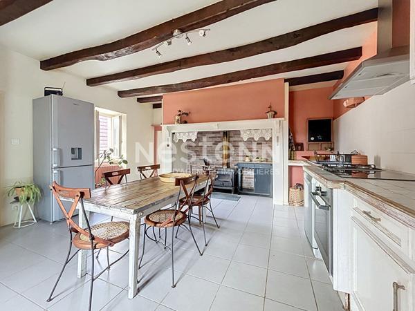 Maison en pierre à vendre : Altillac, 85m2 habitable, 2 chambres, rénovation récente, vue magnifique, combles aménageables.