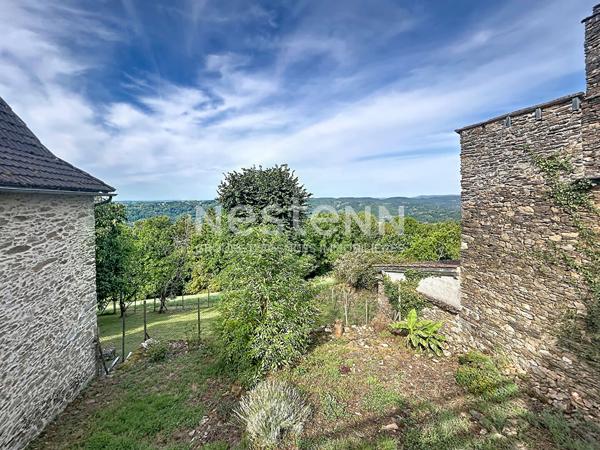Maison en pierre à vendre : Altillac, 85m2 habitable, 2 chambres, rénovation récente, vue magnifique, combles aménageables.