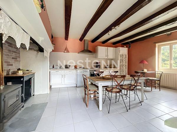 Maison en pierre à vendre : Altillac, 85m2 habitable, 2 chambres, rénovation récente, vue magnifique, combles aménageables.