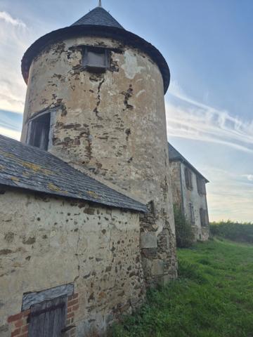 Dpt Creuse (23), à vendre Villard - Pigeonnier et Chateau à rénover de 150 m2 - Terrain 980 m2