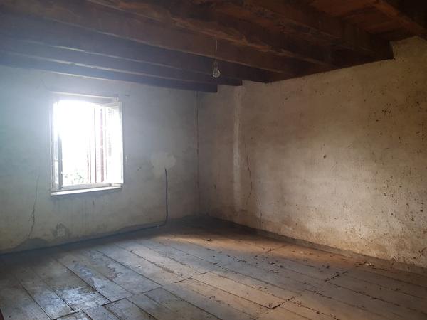 Corps de ferme + grange + four à pain + pigeonnier + terrain + puits..