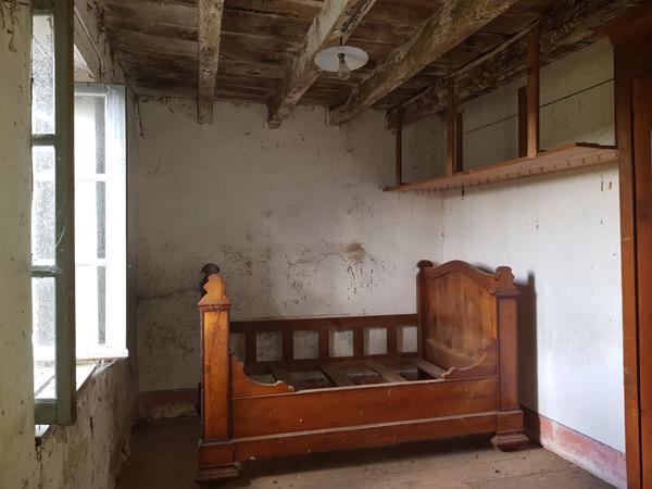 Corps de ferme + grange + four à pain + pigeonnier + terrain + puits..