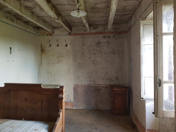 Corps de ferme + grange + four à pain + pigeonnier + terrain + puits..