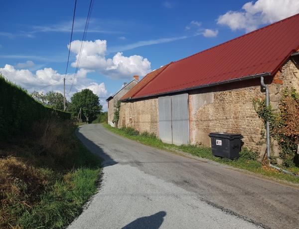 Corps de ferme + grange + four à pain + pigeonnier + terrain + puits..