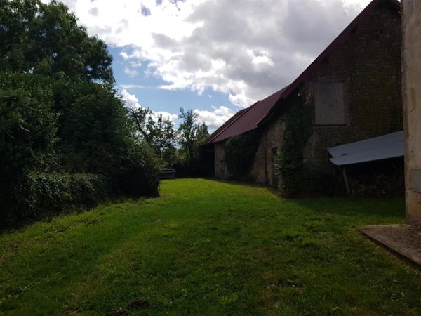Corps de ferme + grange + four à pain + pigeonnier + terrain + puits..