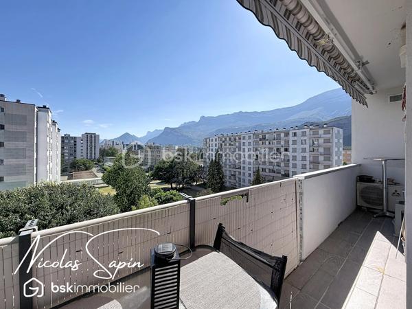 Le pont de claix: 16 avenue général roux: Exclusivité avec Nicolas SAPIN(ei) 
Venez découvrir cet appartement niché au sixième étage avec ascenseur au sein d'une copropriété fermée avec portail. 
Vous disposerez d'une pièce de vie avec un salon ouvert ( ancienne chambre ), une cuisine séparée entièrement équipée avec loggia. 
Le coin nuit se compose de 3 chambres avec placard, une salle de bain et toilette séparé.
Pour votre confort: porte blindée, climatisation réversible, double vitrage PVC, stores bannes, chauffage collectif.
Une place de parking privée et une cave complètent ce bien. 
Vidéo disponible.