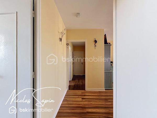Le pont de claix: 16 avenue général roux: Exclusivité avec Nicolas SAPIN(ei) 
Venez découvrir cet appartement niché au sixième étage avec ascenseur au sein d'une copropriété fermée avec portail. 
Vous disposerez d'une pièce de vie avec un salon ouvert ( ancienne chambre ), une cuisine séparée entièrement équipée avec loggia. 
Le coin nuit se compose de 3 chambres avec placard, une salle de bain et toilette séparé.
Pour votre confort: porte blindée, climatisation réversible, double vitrage PVC, stores bannes, chauffage collectif.
Une place de parking privée et une cave complètent ce bien. 
Vidéo disponible.