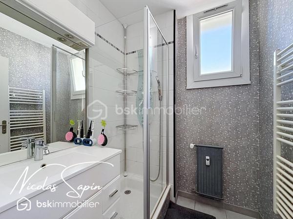 Le pont de claix: 16 avenue général roux: Exclusivité avec Nicolas SAPIN(ei) 
Venez découvrir cet appartement niché au sixième étage avec ascenseur au sein d'une copropriété fermée avec portail. 
Vous disposerez d'une pièce de vie avec un salon ouvert ( ancienne chambre ), une cuisine séparée entièrement équipée avec loggia. 
Le coin nuit se compose de 3 chambres avec placard, une salle de bain et toilette séparé.
Pour votre confort: porte blindée, climatisation réversible, double vitrage PVC, stores bannes, chauffage collectif.
Une place de parking privée et une cave complètent ce bien. 
Vidéo disponible.